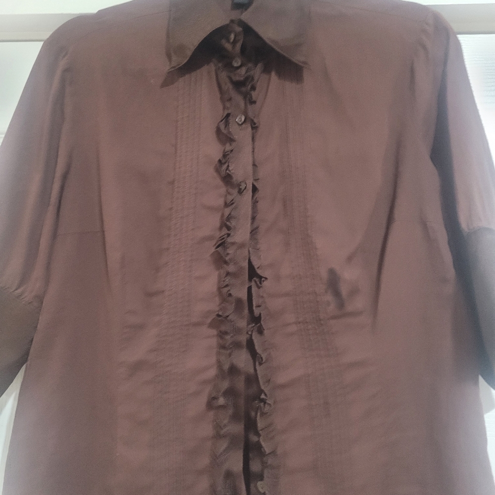 Bebe short sleeve ruffle front button down short sleeve blouse